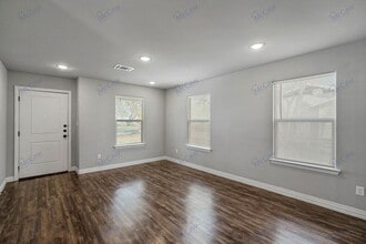 105 Commerce St in Savoy, TX - Building Photo - Building Photo