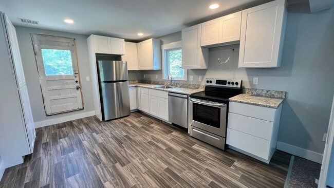 24-28-28 Hill St in Dover, NH - Building Photo - Building Photo