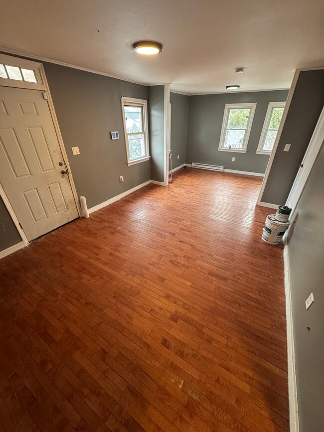 28 York Ave, Unit 1 in Monticello, NY - Foto de edificio - Building Photo