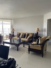 21055 Yacht Club Dr in Aventura, FL - Foto de edificio - Building Photo