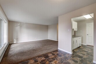 Huntington Place in Edmonton, AB - Building Photo - Building Photo