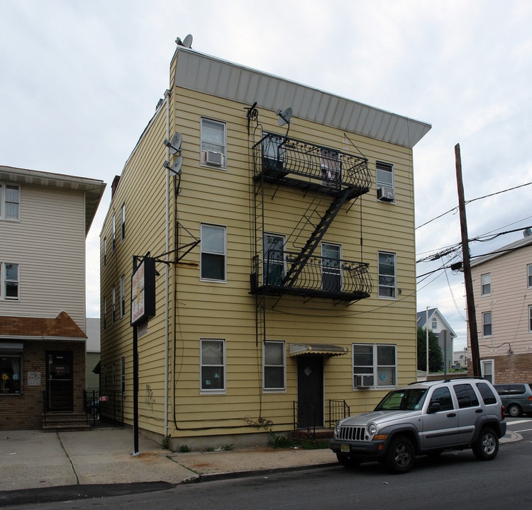 31 Hensler St in Newark, NJ - Building Photo