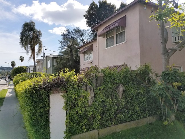 4513 Hazeltine Ave in Sherman Oaks, CA - Building Photo - Building Photo