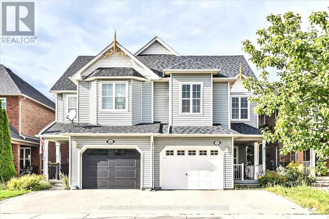 38 Colonial Crescent in Richmond Hill, ON - Building Photo