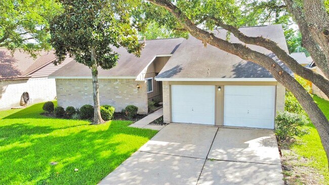 745 Otter Creek Dr in La Porte, TX - Building Photo - Building Photo