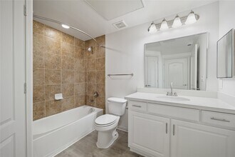 11925 Jones Rd in Houston, TX - Foto de edificio - Building Photo