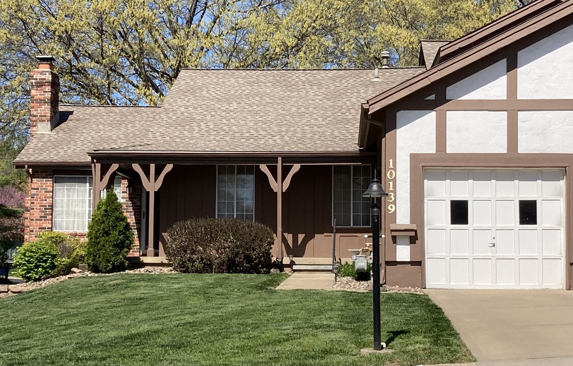 10139 Edelweiss Cir in Shawnee, KS - Building Photo