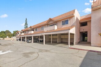 10943 Laurel Canyon Blvd, Unit A5 in San Fernando, CA - Foto de edificio - Building Photo