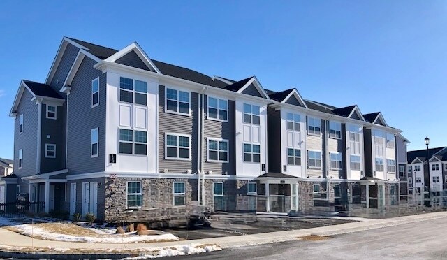 11 Ventura Dr in East Hanover, NJ - Building Photo