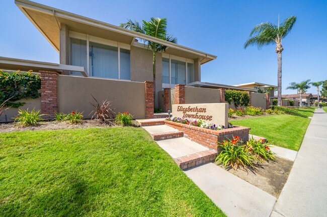 Elizabethan Townhouse in Garden Grove, CA - Foto de edificio - Building Photo