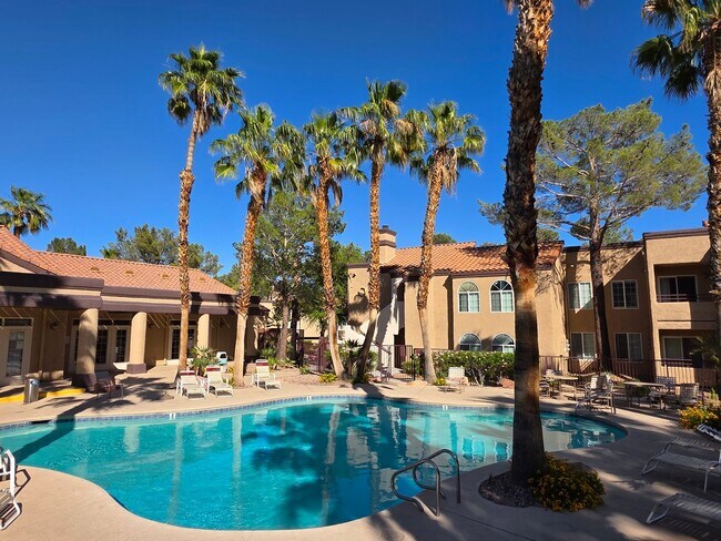 9325 W Desert Inn Rd in Las Vegas, NV - Building Photo - Building Photo