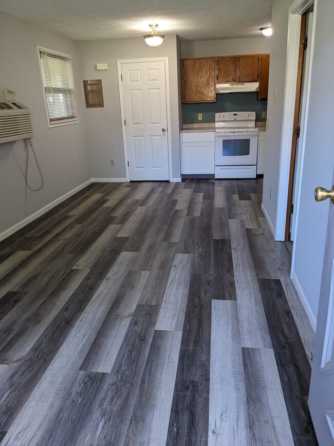 211 W 13th St, Unit 211 in Newton, KS - Building Photo - Building Photo