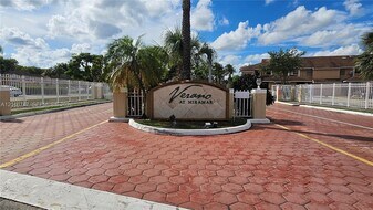 8039 SW 21st Ct in Miramar, FL - Building Photo