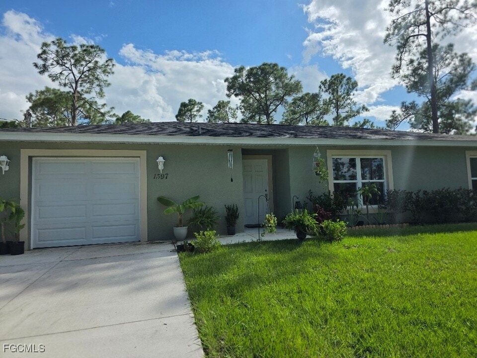 1597 Rugby Cir in La Belle, FL - Building Photo