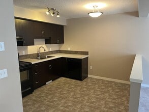 5242 Aerodrome Rd in Regina, SK - Building Photo - Building Photo