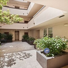 4771 Forman Ave in Toluca Lake, CA - Foto de edificio - Building Photo