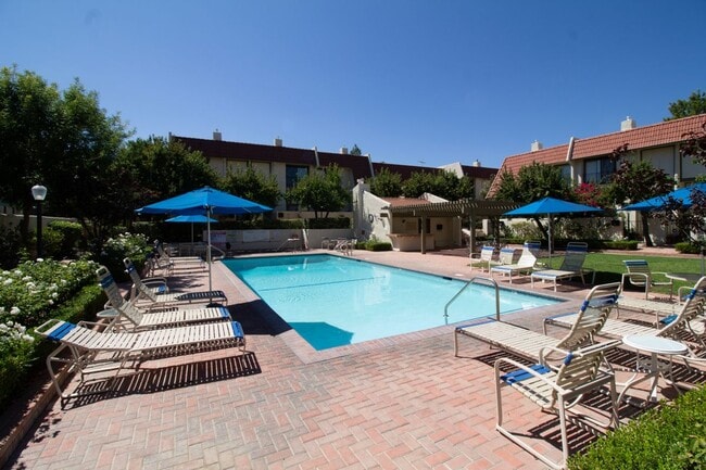 6204 Shoup Ave in Los Angeles, CA - Foto de edificio - Building Photo