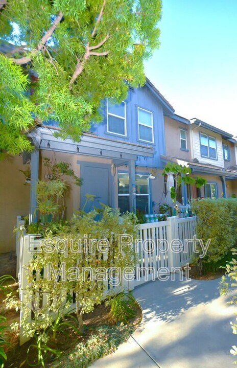320 Harbor Breeze Dr in Port Hueneme, CA - Building Photo