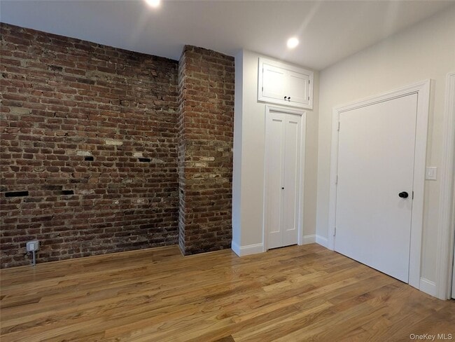 104-44 42nd Ave in Queens, NY - Foto de edificio - Building Photo