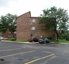 Wine Tree Apartments in Wheeling, IL - Foto de edificio - Building Photo