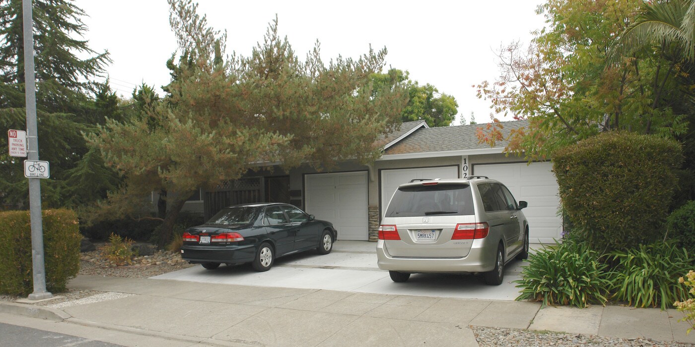 10250 S Foothill Blvd in Cupertino, CA - Building Photo