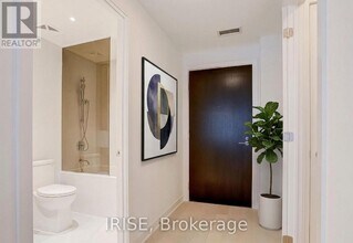 11 Yorkville Ave in Toronto, ON - Building Photo - Building Photo
