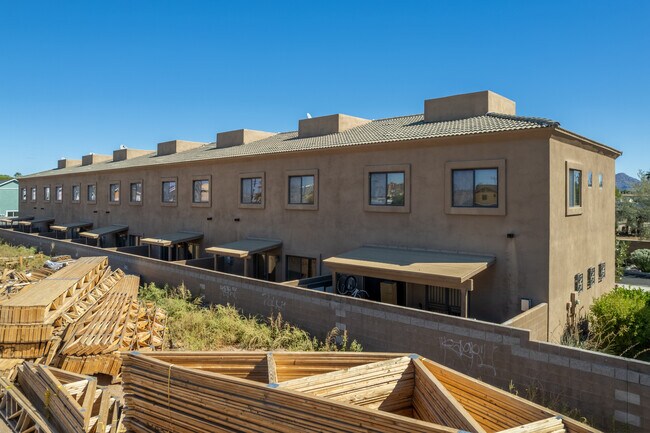 Villas on Roma in Phoenix, AZ - Building Photo - Building Photo