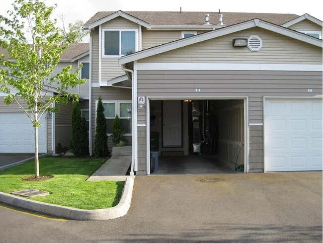 617 7th St SE, Unit A2 in Puyallup, WA - Building Photo - Building Photo