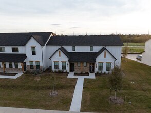 Charleston Mills Luxury Townhomes in College Station, TX - Foto de edificio - Building Photo