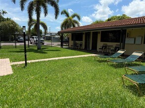 811 NE 10th St in Hallandale Beach, FL - Building Photo - Building Photo
