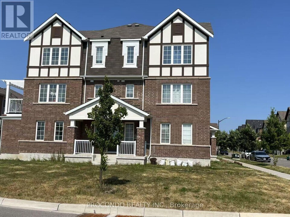 38 Bluegill Cres in Whitby, ON - Building Photo