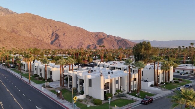 1400 E Palm Canyon Dr in Palm Springs, CA - Building Photo - Building Photo