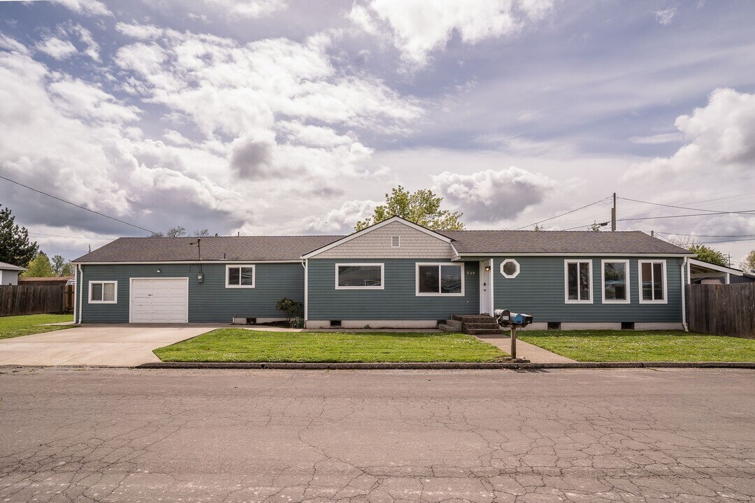 230 15th Ave SE in Albany, OR - Building Photo