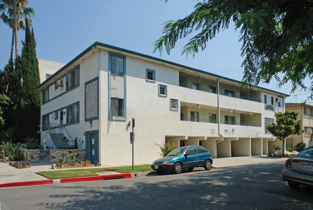 600 N Kings Rd in Los Angeles, CA - Building Photo