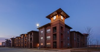 Shadow Lake Square in Papillion, NE - Building Photo