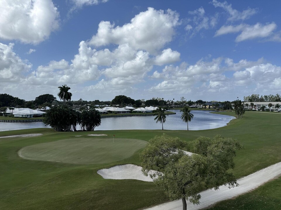 300 John F Kennedy Dr in Atlantis, FL - Foto de edificio