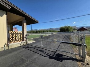2701 Rock Island Rd in East Wenatchee, WA - Building Photo - Building Photo