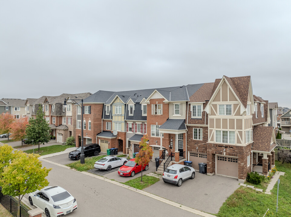 7 Lanternlight Ln in Brampton, ON - Building Photo