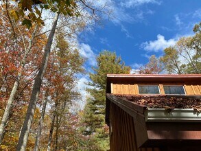 143 Red Huckleberry Ln in Hendersonville, NC - Foto de edificio - Building Photo