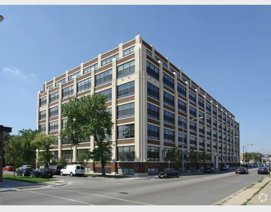 3963 W Belmont Ave in Chicago, IL - Building Photo