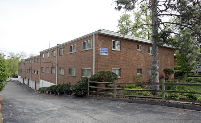 White Bluff Apartments in Webster Groves, MO - Foto de edificio - Building Photo