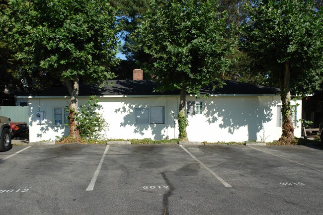 6020 Soquel Dr in Aptos, CA - Foto de edificio - Building Photo