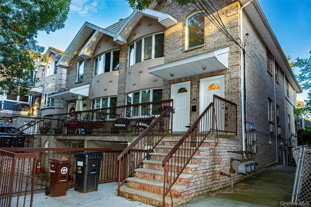 420 E 240th St in Bronx, NY - Building Photo