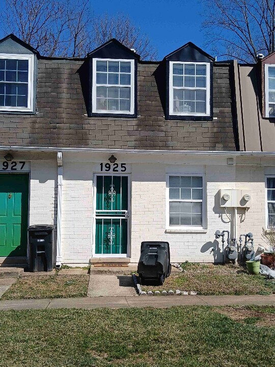 1925 Dutch Village Dr in Hyattsville, MD - Building Photo