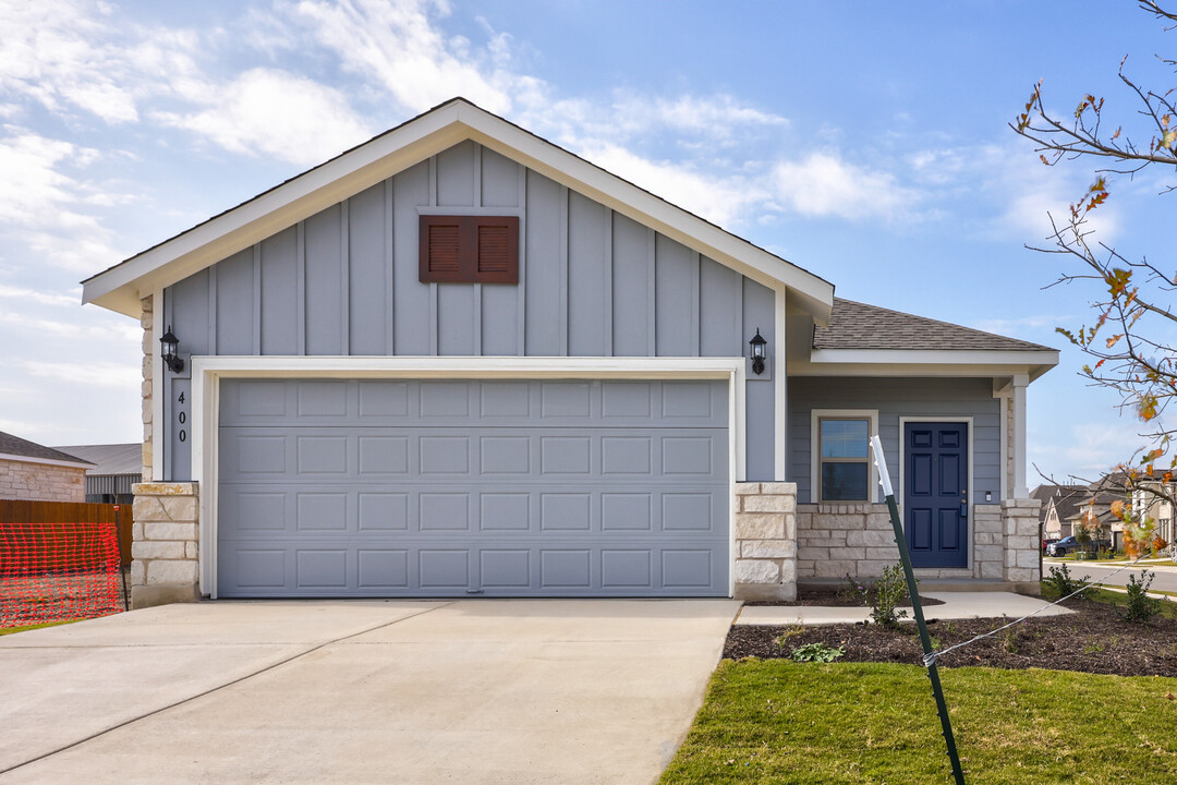 400 Singing Dove Way in Liberty Hill, TX - Building Photo