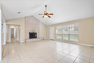 4915 Kentington Dr in Alvin, TX - Building Photo - Building Photo