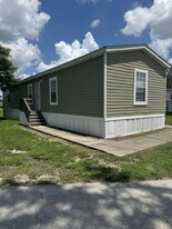 9318 In Ct in Tampa, FL - Building Photo