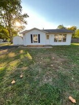 648 E McCracken Ave in Hoopeston, IL - Building Photo