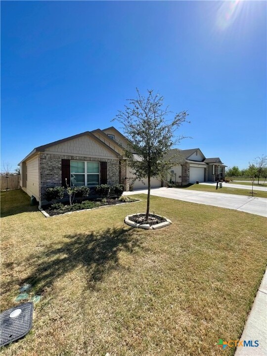 2905 Greenbriar Rd in Seguin, TX - Building Photo