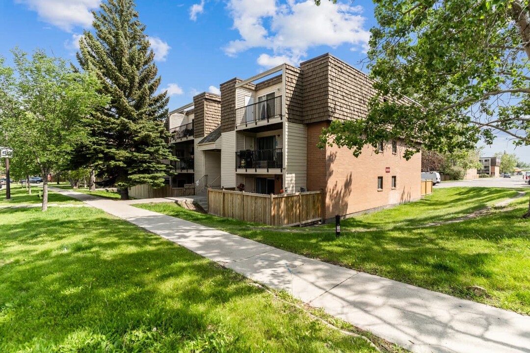 Pineridge Greene Apartments in Calgary, AB - Building Photo